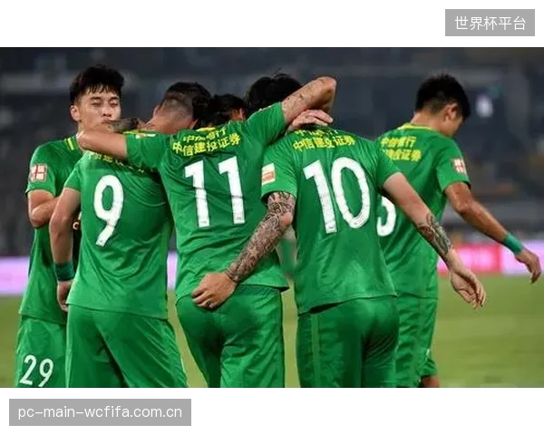 克罗地亚队正演练更具侵略性的造越位陷阱,但防线身后空当风险随之提升。 克罗地亚队正演练更具侵略性的造越位陷阱,但防线身后空当风险随之提升。